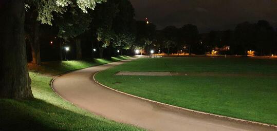 Vergrößerte Ansicht von Die 400 Meter lange Laufbahn und die Calisthenicsanlage im Unteren Luisenpark werden nicht nur im Sommer von unzähligen Freizeitsportlern gerne genutzt, sondern auch in den Herbst- und Wintermonaten ist die Nachfrage nach der öffentlich zugänglichen Anlage sehr groß. Seit 2020 können die Laufbahn und die Calisthenicsanlage deshalb mit einer Ausleuchtung genutzt werden.