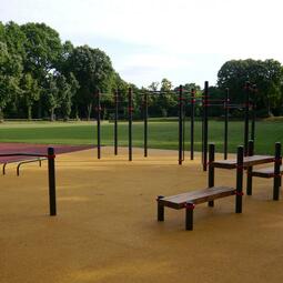 Vergrößerte Ansicht von Die 400 Meter lange Laufbahn und die Calisthenicsanlage im Unteren Luisenpark werden nicht nur im Sommer von unzähligen Freizeitsportlern gerne genutzt, sondern auch in den Herbst- und Wintermonaten ist die Nachfrage nach der öffentlich zugänglichen Anlage sehr groß. Seit 2020 können die Laufbahn und die Calisthenicsanlage deshalb mit einer Ausleuchtung genutzt werden.