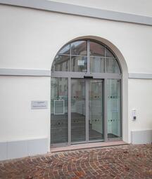 Vergrößerte Ansicht von Außenansicht des Anfang 2023 wiedereröffneten Bürgerservice Käfertal