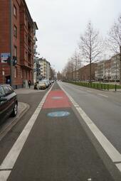 Vergrößerte Ansicht von Seit September 2021 wird im Zuge des „21-Punkte Handlungsprogramms Radverkehr“ die Augustaanlage durch den Eigenbetrieb Stadtraumservice für den Radverkehr ausgebaut. Auf einer Länge von rund 1.200 Metern werden in diesem repräsentativen Stadt-Entrée beidseitige Fahrradstreifen hergestellt, so dass die Fahrradfahrerinnen und Fahrradfahrer auf dieser hoch frequentierten Straße künftig sicher und komfortabel unterwegs sind. Der erste Bauabschnitt (Schubertstraße bis Mollstraße) wurde 2023 fertiggestellt.