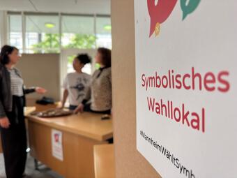 Vergrößerte Ansicht von Foto Eingang Symbolisches Wahllokal im Stadthaus