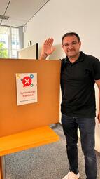 Vergrößerte Ansicht von Foto Mustafa Dedekeloglu an der Symbolischen Wahlurne