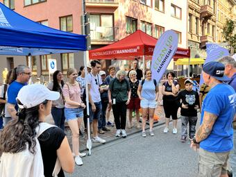 Vergrößerte Ansicht von Das Foto zeigt Teilnehmer*innen des Cleanup im Jungbusch.