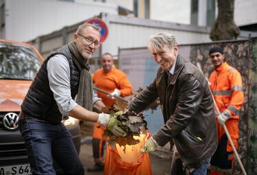 Vergrößerte Ansicht von Das Foto zeigt den Schauspielintendanten Christian Holtzhauer und Tilmann Pröllochs (Geschäftsführender Intendant) beim Aufräumen. Foto: Christian Kleiner