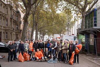 Vergrößerte Ansicht von Das Foto zeigt ein Gruppenfoto der Teilnehmer*innen.