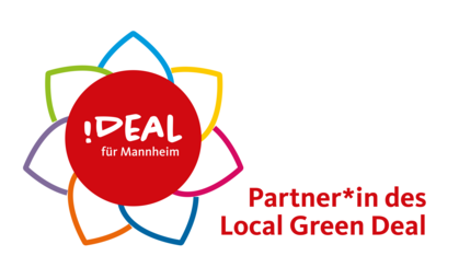 Vergrößerte Ansicht von Siegel des Local Green Deal, dargestellt als Blume mit verschieden farbigen Blütenblättern