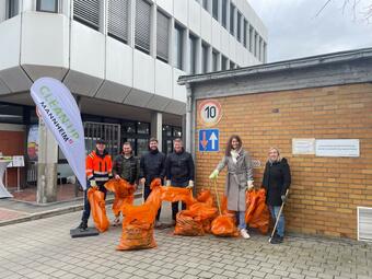 Vergrößerte Ansicht von Das Foto zeigt einige der Mitarbeiter*innen des Stadtraumservice, die am Cleanup teilgenommen haben.