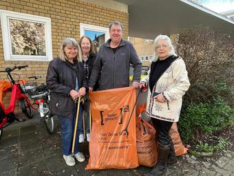 Vergrößerte Ansicht von Viel Spaß hatten die engagierten Sammler*innen der Geschichtswerkstatt Käfertal e.V. und der Freunde der Gottfried-Keller-Bücherei. 
