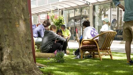 Vergrößerte Ansicht von Besucher:innen der Blumme und Bääm auf den Kapuzinerplanken.