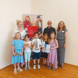 Vergrößerte Ansicht von Der Lesewettbewerb "Hoch Hinaus" bricht zuverlässig seine eigenen Rekorde. Hier die 2b der Käfertalschule bei der Siegerehrung.