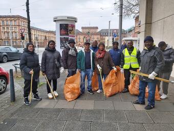 Vergrößerte Ansicht von Der Verein Ghana Union hat in der Innenstadt aufgeräumt.