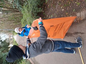Vergrößerte Ansicht von Familie Fischer sorgt für Sauberkeit auf der Grünfläche und auf dem Spielplatz am Carolus-Vocke-Ring sowie der Endhaltestelle Feudenheim