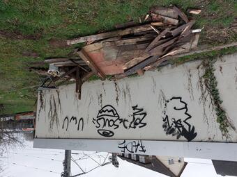 Vergrößerte Ansicht von Das Foto zeigt Holzreste, die beim Cleanups der SV 98/07 Seckenheim e. V. gefunden wurden