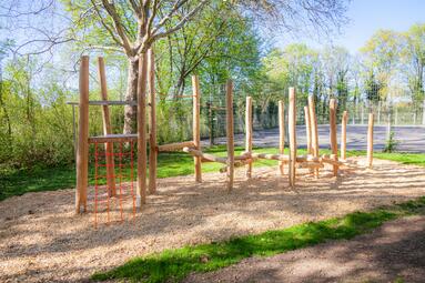 Vergrößerte Ansicht von Neue Spiel-Elemente, Sitzbänke und Platz für Jugendliche: Die Stadt Mannheim hat 2025 den Spielplatz in der Feudenheimer Feldstraße, Ecke Höhenstraße saniert und stark aufgewertet.
