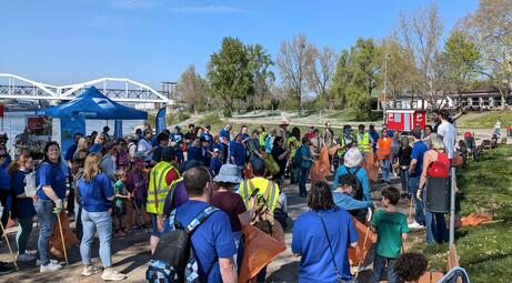 Vergrößerte Ansicht von Das Bild zeigt viele der etwa 200 Teilnehmer*innen am Mannheimer Rheinufer