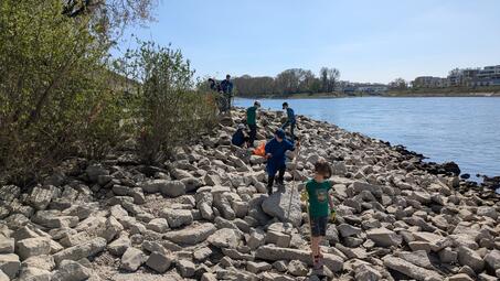 Vergrößerte Ansicht von Das Foto zeigt Teilnehmer beim Reinigen am Mannheimer Rheinufer