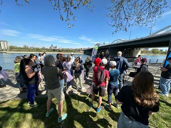 Vergrößerte Ansicht von Das Foto zeigt Teilnehmende auf Ludwigshafener Seite