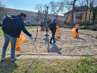 Vergrößerte Ansicht von Ali Taher reinigt in der Karlsternstraße