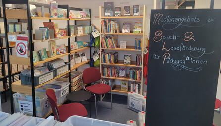 Vergrößerte Ansicht von Eine Nische in der Bibliothek, in der das pädagogische Material ausgestellt ist.