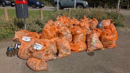 Vergrößerte Ansicht von Das Foto zeigt die auf Mannheimer Seite gesammelten Abfälle, die nach der Reinigungsaktion aufgehäuft wurden..