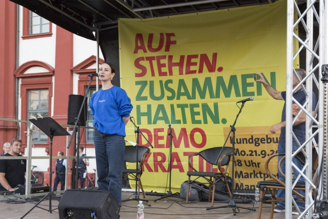 Foto von Julia Alicka vom Migrationsbeirat auf der Kundgebung am 21.09.2026