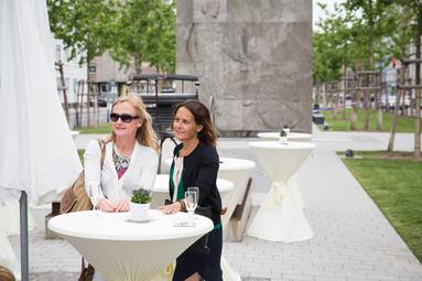 Vergrößerte Ansicht von Zwei Gäste bei der Einweihungsfeier der Augusta-Anlage 