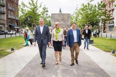 Vergrößerte Ansicht von Oberbürgermeister Dr. Peter Kurz, Bürgermeisterin Felicitas Kubala und Bürgermeister Lothar Quast beschreiten die neue Augusta-Anlage.