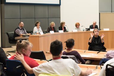 Vergrößerte Ansicht von Blick auf Podium Arbeitsgruppe 'Inklusion und Barrierefreiheit'