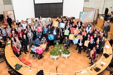 Vergrößerte Ansicht von Abschlussfoto des UTC mit allen Teilnehmenden