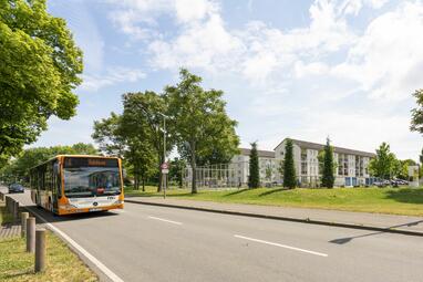 Vergrößerte Ansicht von Vorbeifahrender Linienbus