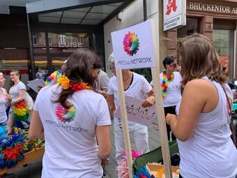 Vergrößerte Ansicht von Auf diesem Bild sind verschiedene Frauen* von Frieda zu sehen, die ein weißes T-shirt mit der Aufschrift Frieda-Network tragen.