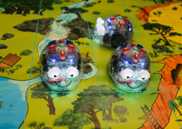 Vergrößerte Ansicht von Drei Blue-Bot Roboter auf Landkarte