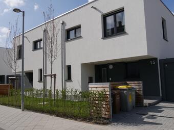 Vergrößerte Ansicht von Häuserfront im Bischweiler Ring