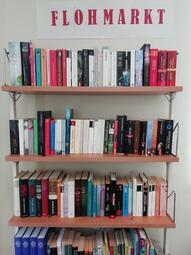 Vergrößerte Ansicht von Foto eines Bücherflohmarkts