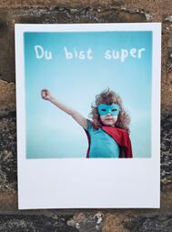 Vergrößerte Ansicht von Kleiner Junge als Superheld verkleidet