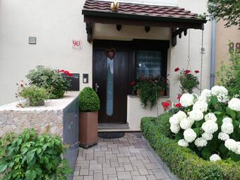 Vergrößerte Ansicht von Hauseingang mit Blumen im Vorgarten