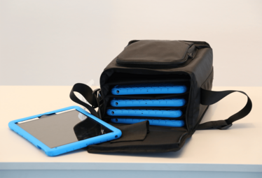 Vergrößerte Ansicht von iPad-Koffer des Stadtmedienzentrums vor weißem Hintergrund