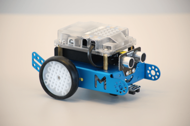 Vergrößerte Ansicht von mBot Roboter vor weißem Hintergrund