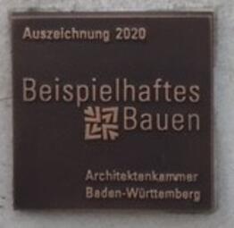 Vergrößerte Ansicht von Plakette mit Aufschrift "Beispielhaftes Bauen"
