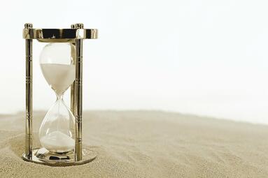 Vergrößerte Ansicht von goldene Sanduhr stehend auf Sand