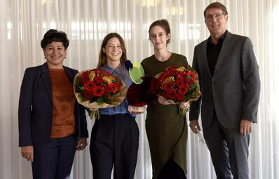 Vergrößerte Ansicht von Von links nach rechts: Gleichstellungsbeauftragte Zahra Deilami, die Gewinnerinnen des Helene Hecht-Preises Sophie Lichtenberg und Lea Langenfelder und Kulturbürgermeister Michael Grötsch