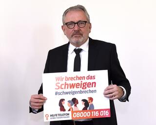 Vergrößerte Ansicht von Oberbürgermeister Dr. Peter Kurz mit dem Schild der Mitmachaktion