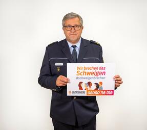 Vergrößerte Ansicht von Herr Polizeipräsident Sigfried Kollmar mit dem Schild der Mitmachaktion