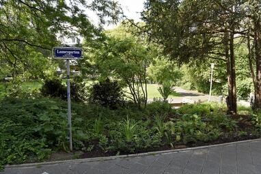 Vergrößerte Ansicht von Der Lameygarten zeigt sich seit 2020 neu gestaltet und mit deutlich gestiegener Aufenthaltsqualität.