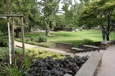 Vergrößerte Ansicht von Die Lauerschen Gärten zeigen sich seit 2020 neu gestaltet und mit deutlich gestiegener Aufenthaltsqualität.