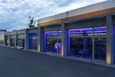 Vergrößerte Ansicht von Das Kulturhaus wurde nach langer Sanierungsphase 2021 wiedereröffnet. Das Bild zeigt die Außenansicht des sanierten Kulturhauses.