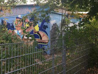Vergrößerte Ansicht von Der als Jugendtreff genutzte Container im Lochgärtenweg wurde bereits 2016 geschlossenen. Aktuell entsteht am gleichen Ort ein neuer Jugendtreff, der die Wünsche der Jugendlichen nach einem Ort für Entspannung, Sport und Begegnung erfüllen wird.