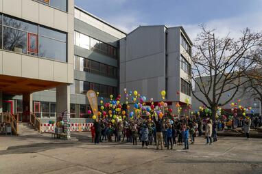 Vergrößerte Ansicht von Die Schillerschule in Neckarau wird zur Ganztagsschule ausgebaut und generalsaniert. Der erste Bauabschnitt wurde 2021 fertiggestellt und an die Schule übergeben.