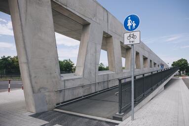 Vergrößerte Ansicht von Die Boverirampe wurde 2022 fertiggestellt. Die barrierefreie Rampe und der neue Treppenturm auf der Käfertaler Seite vollenden die wichtige Rad- und Fußgängerüberführung über die Riedbahn.