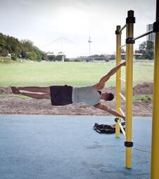 Vergrößerte Ansicht von An den frei zugänglichen Geräten können Koordination, Mobilisation, Kraft, Beweglichkeit und Ausdauer verbessert werden. Die Calisthenics-Anlage ist ein weiterer Baustein im Zuge der übergeordneten Neukonzeptionierung des Neckarvorlandes im Rahmen der Lokalen Stadterneuerung (LOS), um im öffentlichen Raum Aufenthaltsqualitäten sowie Erholungs- und Bewegungsangebote für die Menschen vor Ort zu schaffen.